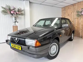 Alfa Romeo 75 1.8 IE Epoca, zwart, apk 11-2026, elektrische ramen, etc...