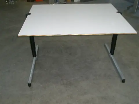 1x Bureau Gispen 120x100cm.