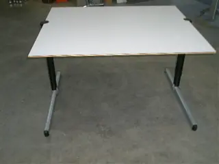 1x Bureau Gispen 120x100cm.