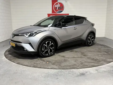 Toyota C-HR 1.8 Hybrid Style, Leer, JBL, Camera, Trekhaak, Parkeersensoren, NL auto, Isofix, Navi, B