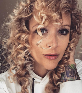 Verlegen meid zoekt...