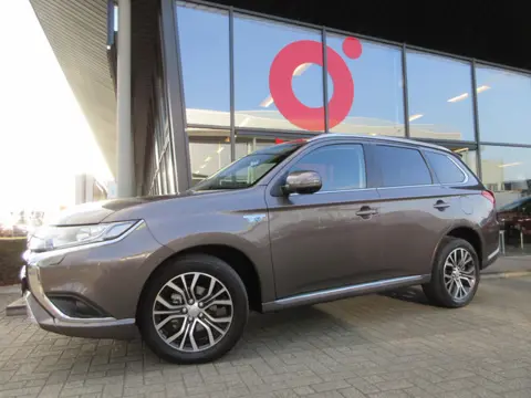Mitsubishi Outlander 2.4 PHEV Pure | AUTOMAAT | 240 PK | 4WD | TREKHAAK | 1E EIGENAAR | DEALER ONDER