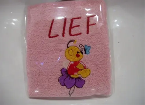 Geborduurde slabbetjes kadotip kraamkado