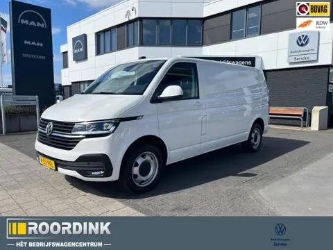 Volkswagen TRANSPORTER T6.1 150 pk DSG L2 - 3200 kg uit. Bumpers in kleur, LED , Trekhaak, Navi, sto