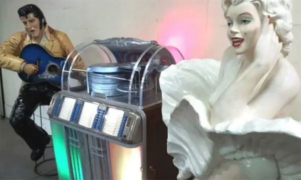 Afzetpalen,rode loper,decor beelden verhuur voor themafeest