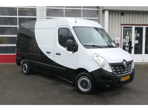 Renault Master | L2H2 | 348578Km | 2017 | 3rd Seat | A/C | Cruise Control | Manual Gearbox | Euro6 |