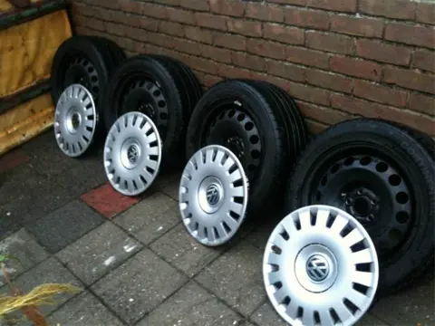 Volkswagen 16 inch 205/55/r16 velgen met wieldoppen