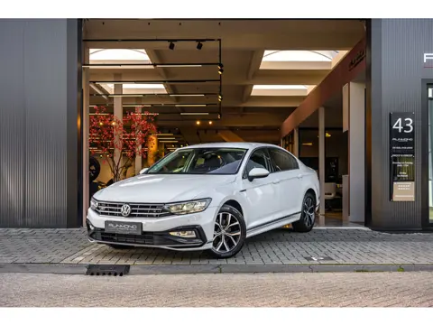 Volkswagen Passat 1.5 TSI R-Line|Camera|Acc|Lane-Assist|Keyless-Entry|