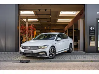 Volkswagen Passat 1.5 TSI R-Line|Camera|Acc|Lane-Assist|Keyless-Entry|
