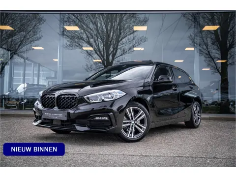 BMW 1-serie 118i Business Edition ** Automaat ** Panodak ** Navigatie ** 17inch