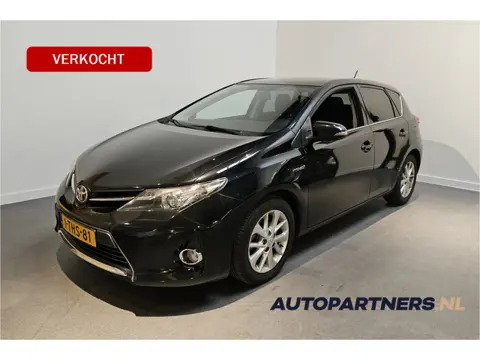 Toyota Auris 1.8 Hybrid - Panoramadak - Navi - Achteruitrijcamera (parkeerschade rechterkant)