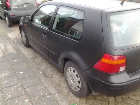 Mooie matzwarte golf 4 1.6sr nieuwe apk!