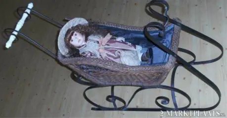 Oude sierkinderwagen