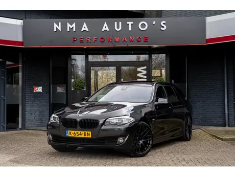 BMW 5-serie Touring 528xi High Executive PANO/SOFT-CLOSE/HEAD-UP/GARANTIE/KEYLESS & GO/SPORT STOELEN