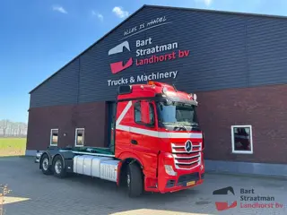 Mercedes-Benz ACTROS 2842 6x2 met 26t Hiab haakarmsysteem. BS2000