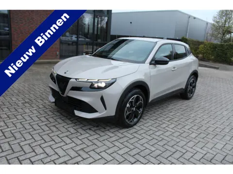 Alfa Romeo Junior Elettrica 54 kWh Clima-Cruise-Keyless-Carplay Fabrieksgarantie 05-2027 !!