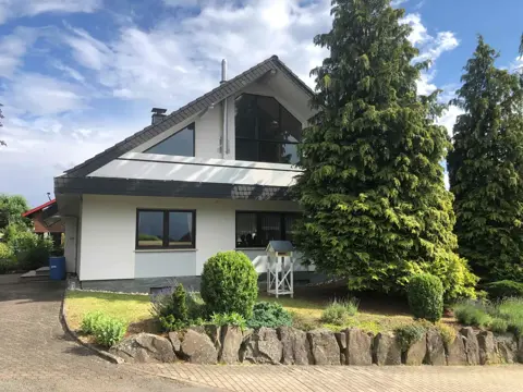 D848 - Nabij Korbach, Duitsland, in het buitengebied tegen de bosrand gelegen vrijstaande villa