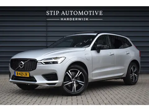 Volvo XC60 2.0 Recharge T8 AWD R-Design | Panorama | Elek. Trekhaak | Stoelverwarming voor + achter 