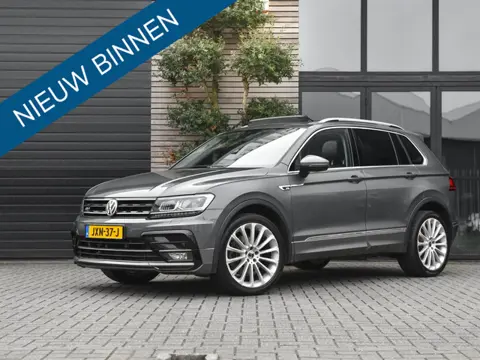Volkswagen Tiguan 2.0 TSI 4Motion Highline R-Line 220 PK Trekhaak Panoramadak Camera 20 inch velgen