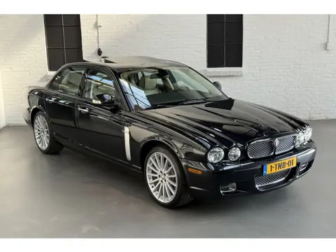 Jaguar XJR 4.2 V8 Supercharged Topstaat - 20" Sepang LM - Alcantara hemelbekleding - koelbare stoele