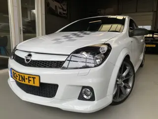 Opel Astra GTC 2.0 T OPC Nürburgring edition nr 497 van 835, Recaro, 240pk
