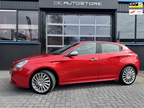 Alfa Romeo Giulietta 1.4 T Distinctive Veloce 170pk Rosso Competizione Airco leder memory Cruise In 