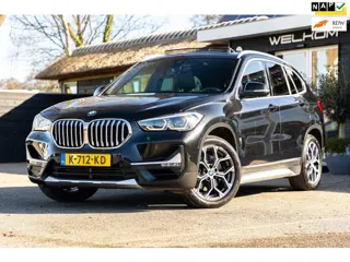 BMW X1 SDrive20i Nedcar Edition Panoramadak I Leder I Sportstoelen I Head Up I Camera I Led I Trekha