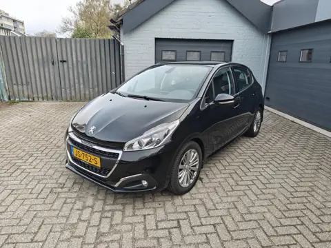 Peugeot 208 1.2 PureTech Allure,Climate control,Cruise control,Navi,Achteruitrijcamera,Parking syste