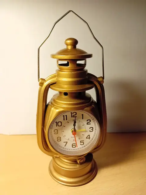 Creatieve draagbare wekker in olielamp.