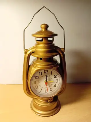 Creatieve draagbare wekker in olielamp.