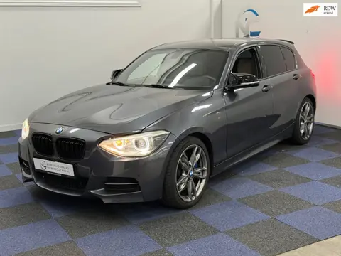 BMW 1-serie M135i xDrive Business / RIJDT SCHAKELT GOED / DEALER ONDERHOUDEN / AUTOMAAT