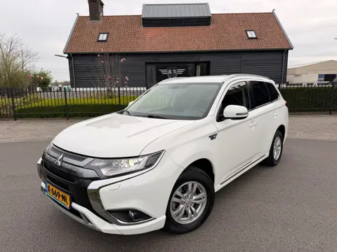 Mitsubishi Outlander 2.4 PHEV AWD Plug-in Hybride Intense+ Navigatie Camera Trekhaak
