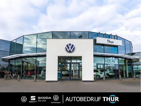 Volkswagen T-Roc 1.5 TSI Style Door ons geleverd en onderhouden, LED verlichting, privacy glas, navi