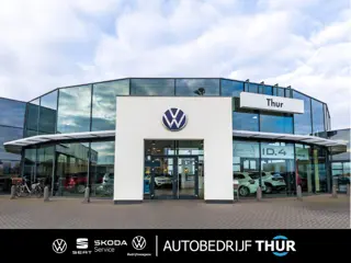 Volkswagen T-Roc 1.5 TSI Style Door ons geleverd en onderhouden, LED verlichting, privacy glas, navi