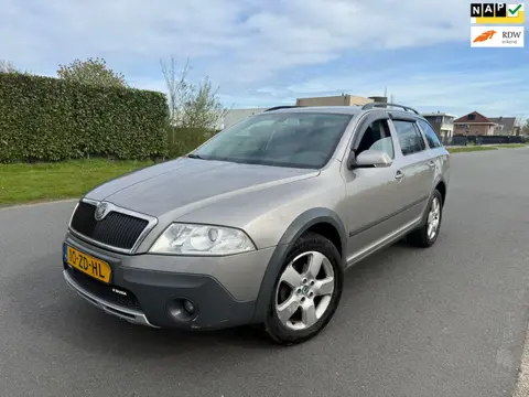 Skoda Octavia Combi 2.0 FSI Scout NAP/CLIMA/4X4/APK 3-2027