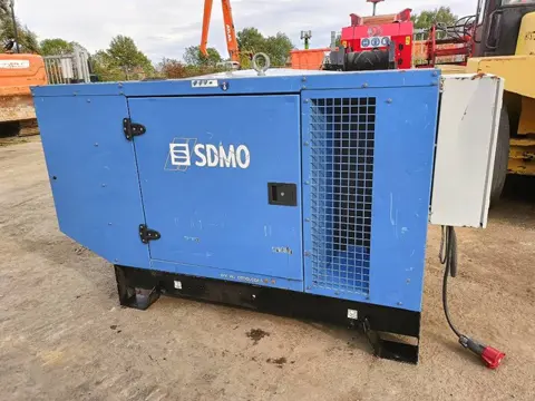 SDMO J 44 K 44kva 64 A 35 kw generator aggregaat silent