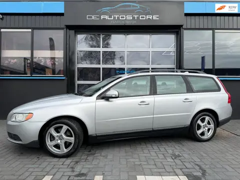 Volvo V70 2.0 Momentum Automaat 211000km!! Half leder Trekhaak Zeer Nette Auto!!!