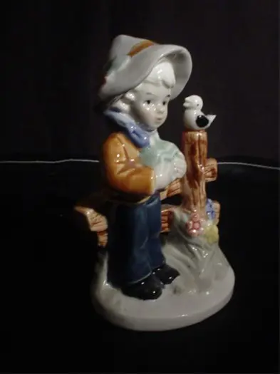 Beeldje van boerenjongen aan hek,Italie, gaaf, jr 60,15 cm