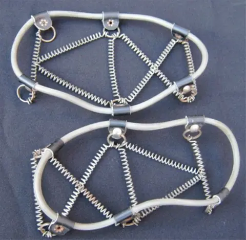 Sneeuw / ijs anti slip overschoenen,jaren '60,,mt 38,gst