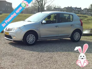 Dacia Sandero 1.6 Lauréate - Airco Tweede Paasdag open van 12:00- tot 16:00 uur open!