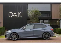 BMW 1-serie M135i xDrive | Live Cockpit | Panorama | Schaalstoelen | Memory | H&K | Head-Up | 19"LM 