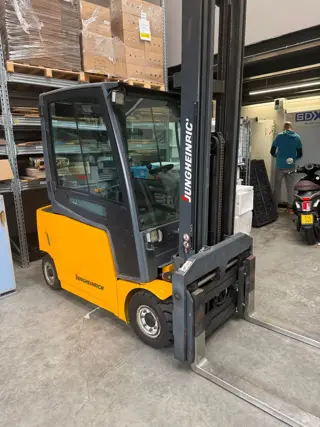 Te koop: Jungheinrich 2-ton elektrische reach heftruck – topstaat, lage uren! 13.500 euro