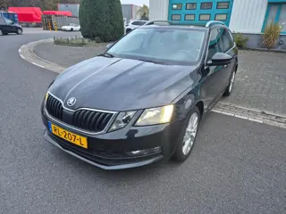 Skoda Octavia Combi 1.6 TDI DSG Ambition Automaat APK 05-27