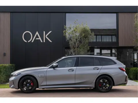 BMW 3 Serie Touring 330e xDrive | M-Sport | Live Cockpit | Panorama | Leder | Memory | HiFi | Trekha