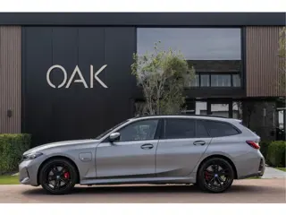 BMW 3 Serie Touring 330e xDrive | M-Sport | Live Cockpit | Panorama | Leder | Memory | HiFi | Trekha