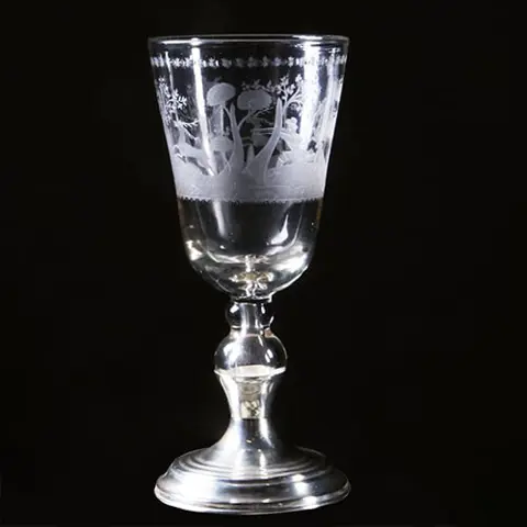 18e eeuwse gelegenheidsglas of bokaal met jachttafereel rond een kasteel op 19e eeuwse zilveren voet