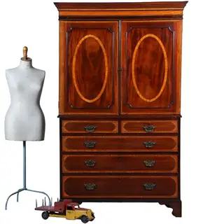 Klein Engels mahonie kabinet feestelijk ingelegd met satijnhout ca 1800