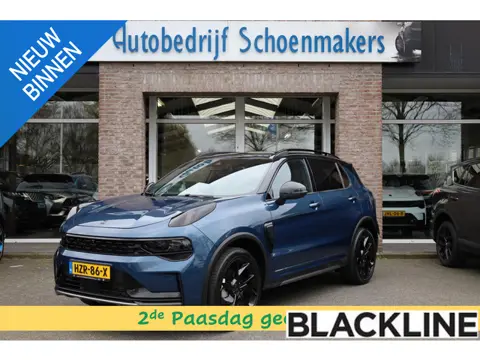 Lynk & Co 01 1.5 6.6Kwh BLACKLINE+SMOKE! STUURVERWARMING ZWARTE-HEMEL ROLHOES MY23 360-CAMERA PANO/S