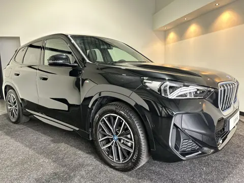 BMW iX1 xDrive30 67 kWh M Sport Edition | Panoramadak | Sportstoelen Soh (batterijcheck) Waarde 97,8