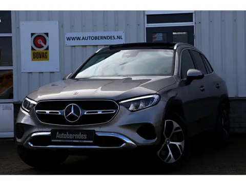 Mercedes-Benz GLC 300e Plug in hybride 4MATIC*Perfect Onderh.*1ste Eig*Pano/Luchtvering/ACC/Half Led